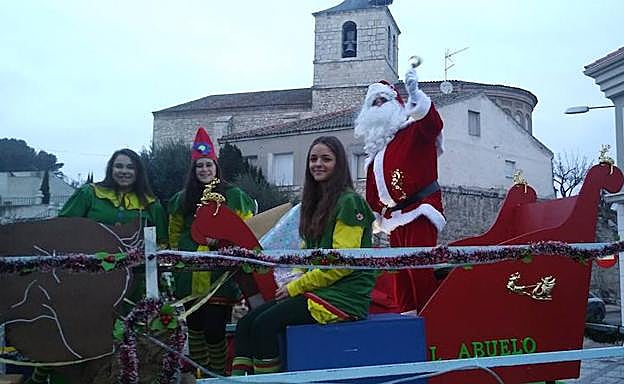 Papá Noel llega en su carroza con duendes y elfos. 