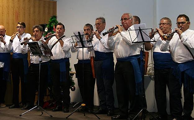 Actuación de un grupo en una pasada edición del Festival de Dulzainas y Tamboril de Mata de Cuéllar.
