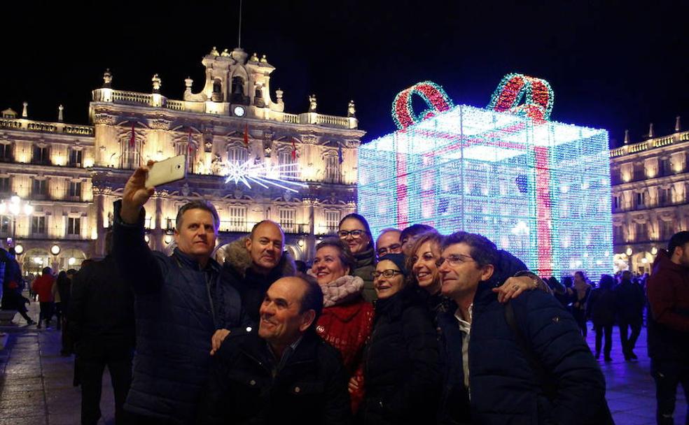 Un grupo se hace una autofoto ante el regalo de la Plaza Mayor..