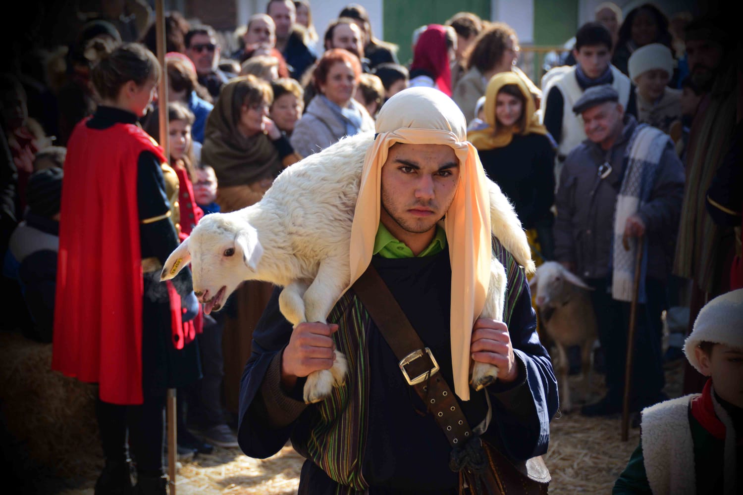 Sesenta actores y la representación de hasta 13 oficios castellanos se han dado cita en esta localidad de Torozos con motivo de la Navidad