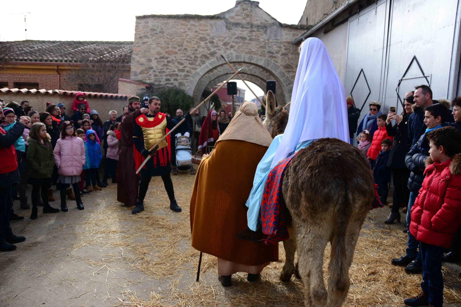 Sesenta actores y la representación de hasta 13 oficios castellanos se han dado cita en esta localidad de Torozos con motivo de la Navidad