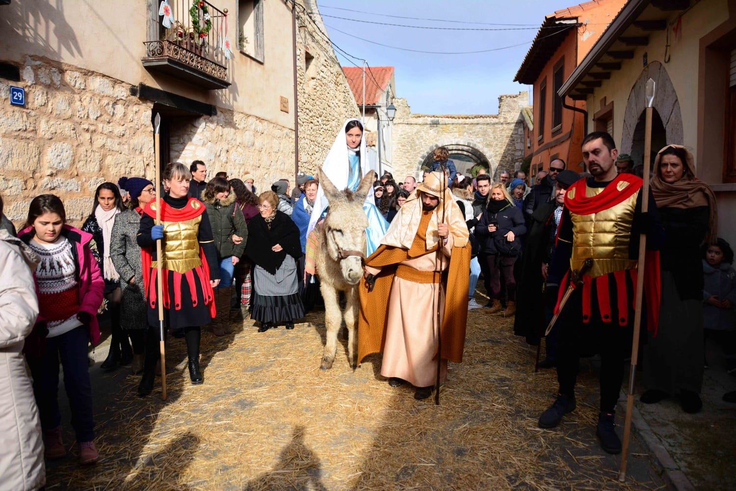 Sesenta actores y la representación de hasta 13 oficios castellanos se han dado cita en esta localidad de Torozos con motivo de la Navidad