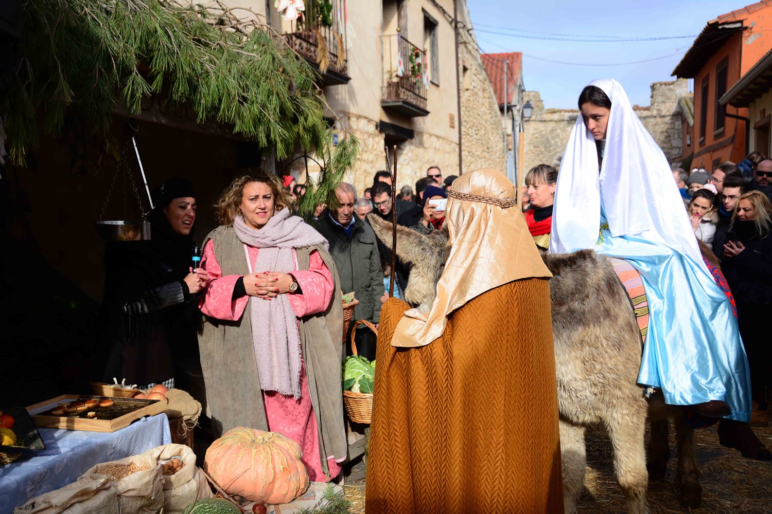 Sesenta actores y la representación de hasta 13 oficios castellanos se han dado cita en esta localidad de Torozos con motivo de la Navidad