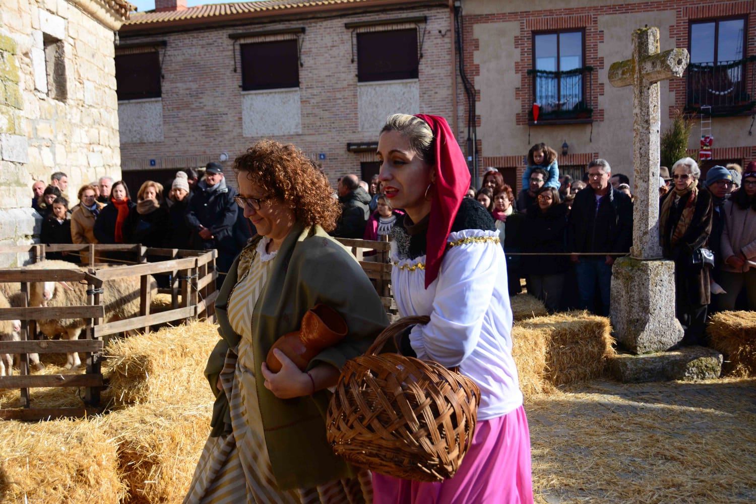 Sesenta actores y la representación de hasta 13 oficios castellanos se han dado cita en esta localidad de Torozos con motivo de la Navidad