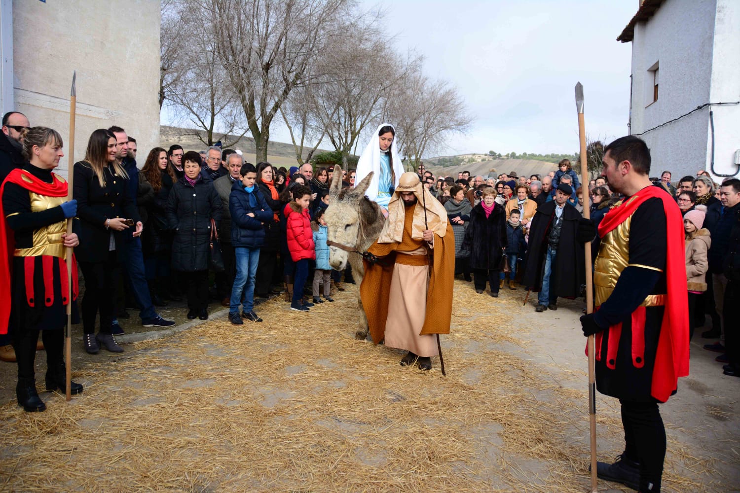 Sesenta actores y la representación de hasta 13 oficios castellanos se han dado cita en esta localidad de Torozos con motivo de la Navidad