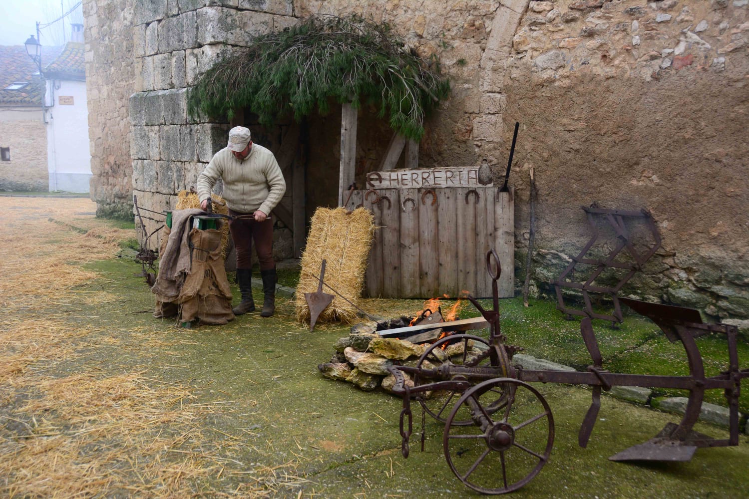 Sesenta actores y la representación de hasta 13 oficios castellanos se han dado cita en esta localidad de Torozos con motivo de la Navidad