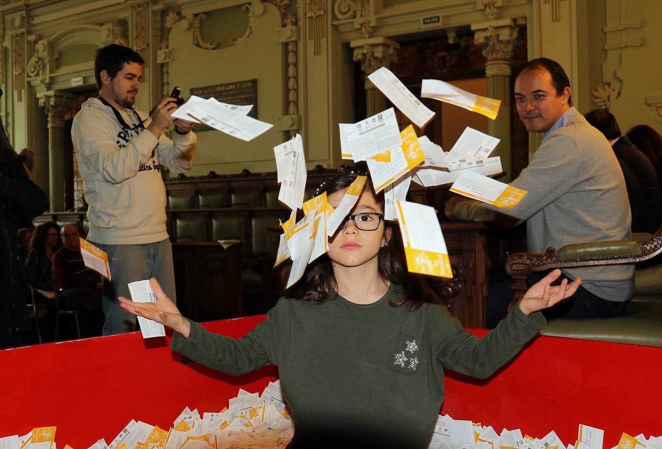 El sorteo se celebró ante notario en el Salón de Plenos del Ayuntamiento | También se resolvió el concurso de escaparates, cuyo primer premio, de mil euros, recayó en la librería 'En un bosque de hojas'