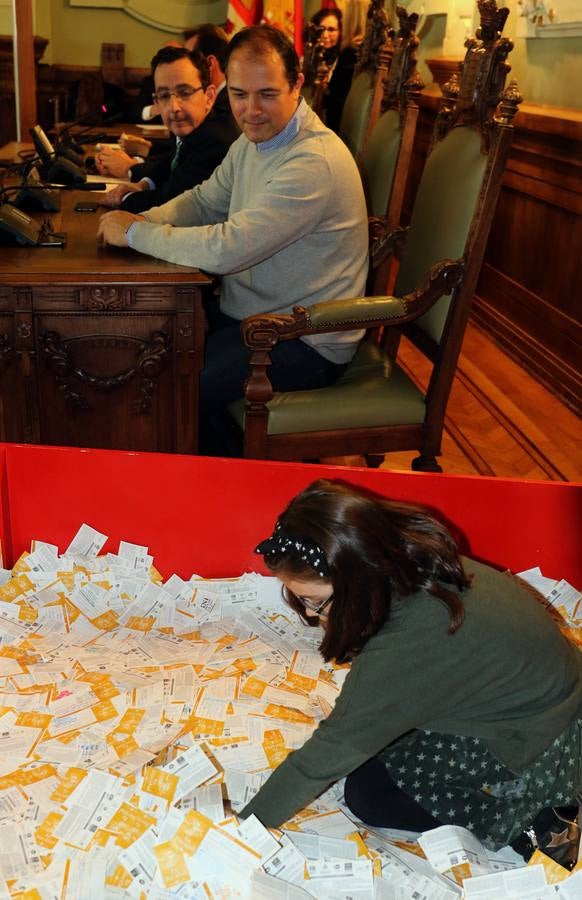 El sorteo se celebró ante notario en el Salón de Plenos del Ayuntamiento | También se resolvió el concurso de escaparates, cuyo primer premio, de mil euros, recayó en la librería 'En un bosque de hojas'
