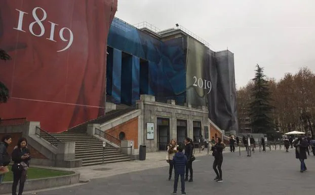 El Prado recibe a los visitantes con grandes carteles anunciadores del bicentenario.