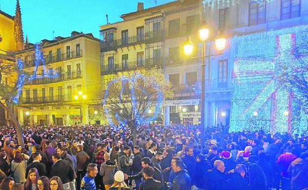 La Plaza Mayor de Segovia, abarrotada de gente en la 'tardebuena' de este pasado día 24. 