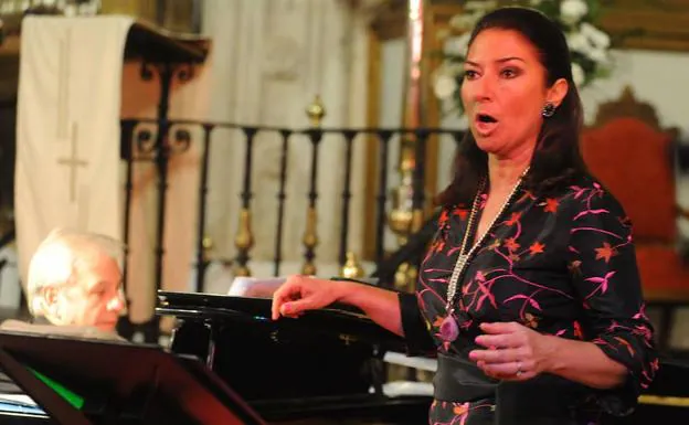 Montserrat Martí Caballé durante una actuación en Nava del Rey.