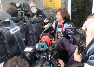 Imagen secundaria 1 - Arriba, Atilano Soto (derecha) acompañado por su abogado. Abajo a la izquierda, Elena García Gil, miembro del comité de retribuciones. A su derecha, el exvicepresidente de la entidad, Manuel Agudíez. 