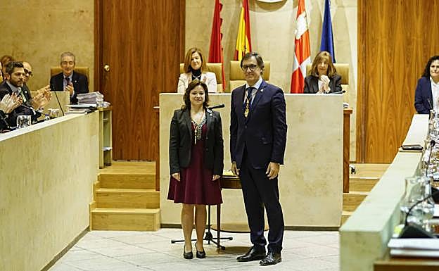 Mar Fuentes, acompañada por el alcalde Carlos García Carbayo tras tomar posesión como nueva concejala del Ayuntamiento. 