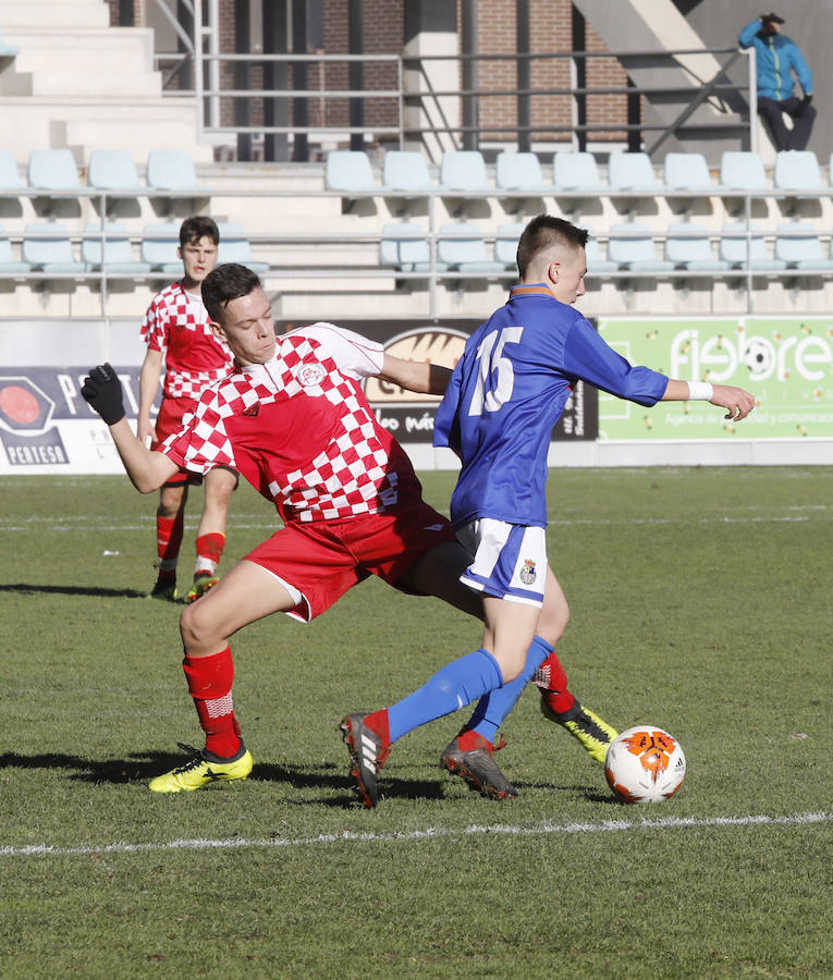 Robo de balón del jugador de Castilla y León. 