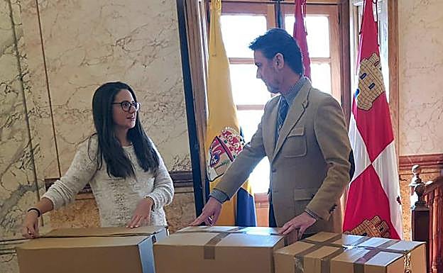 Laura Arévalo y José Luis Vázquez, junto a las cajas de juguetes. 