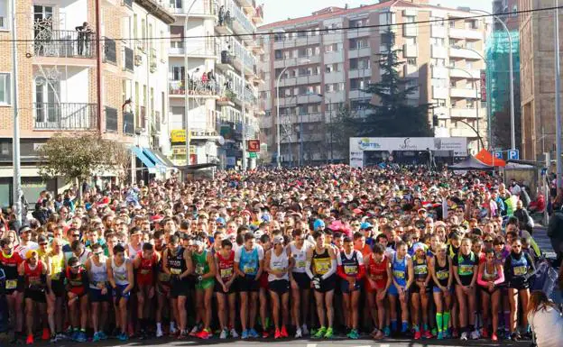 Los atletas se disponen a tomar la salida en la San Silvestre Salmantina. 