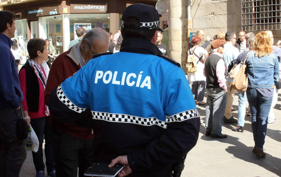 Un agente municipal vigila una calle de Segovia.