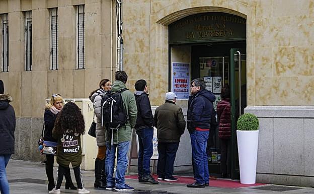 Colas en una administración de la capital salmantina para comprar lotería