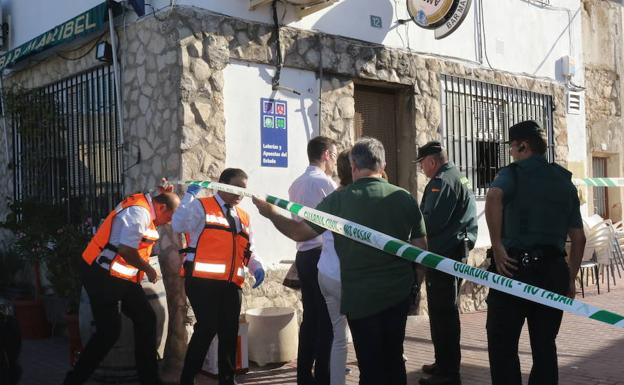 La Guardia Civil accede al bar Maribel, en Castrillo-Tejeriego, donde ocurrió la discusión que desencadenó un tiroteo con un muerto y tres heridos.