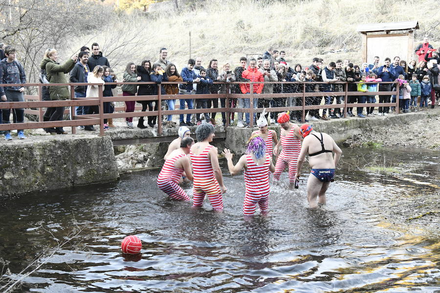 Fotos: Chapuzón en el río Gudillos para despedir 2018