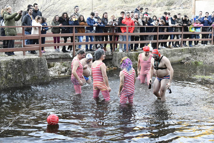 Fotos: Chapuzón en el río Gudillos para despedir 2018