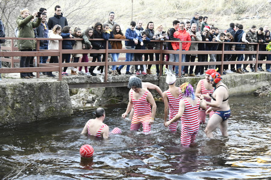 Fotos: Chapuzón en el río Gudillos para despedir 2018
