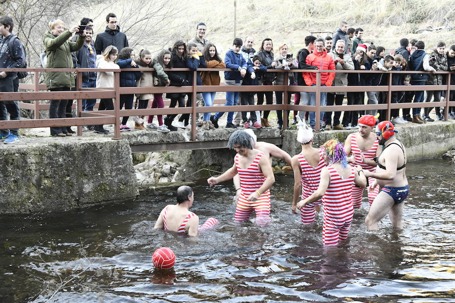 Fotos: Chapuzón en el río Gudillos para despedir 2018