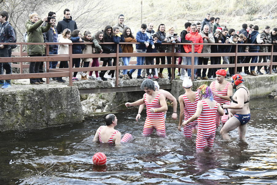 Fotos: Chapuzón en el río Gudillos para despedir 2018