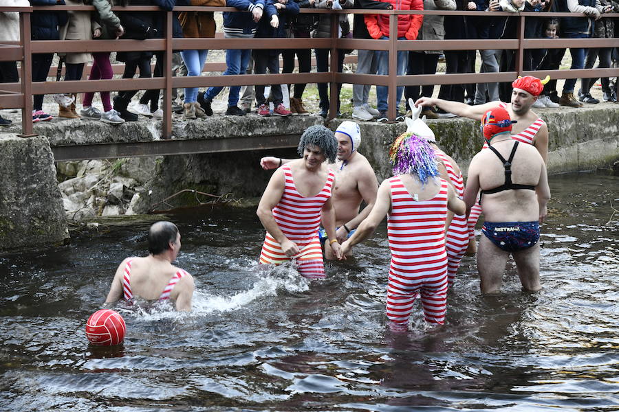 Fotos: Chapuzón en el río Gudillos para despedir 2018