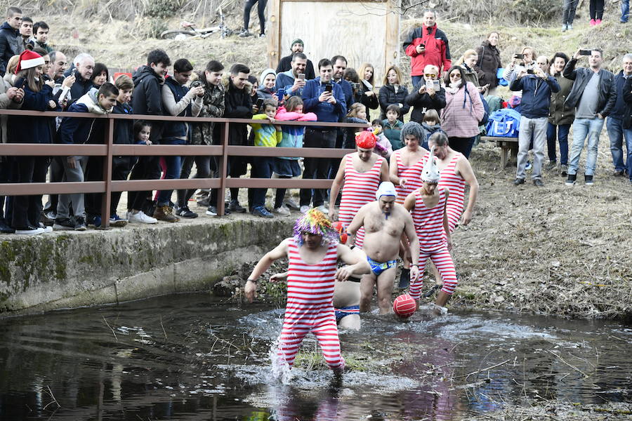 Fotos: Chapuzón en el río Gudillos para despedir 2018