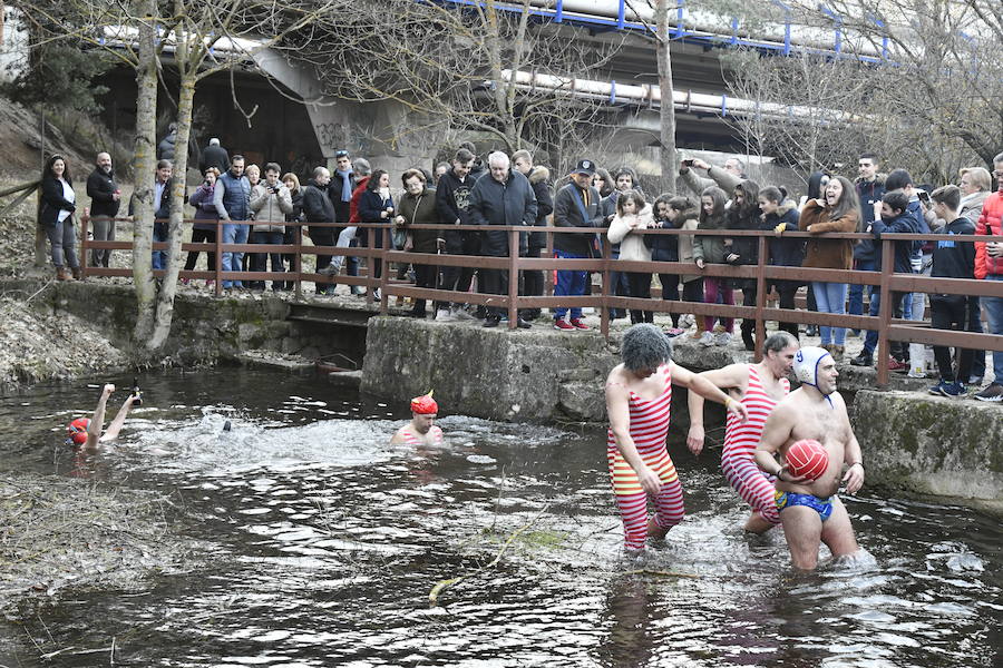 Fotos: Chapuzón en el río Gudillos para despedir 2018