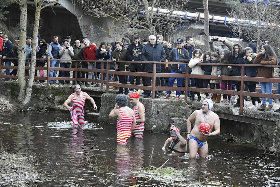 Fotos: Chapuzón en el río Gudillos para despedir 2018