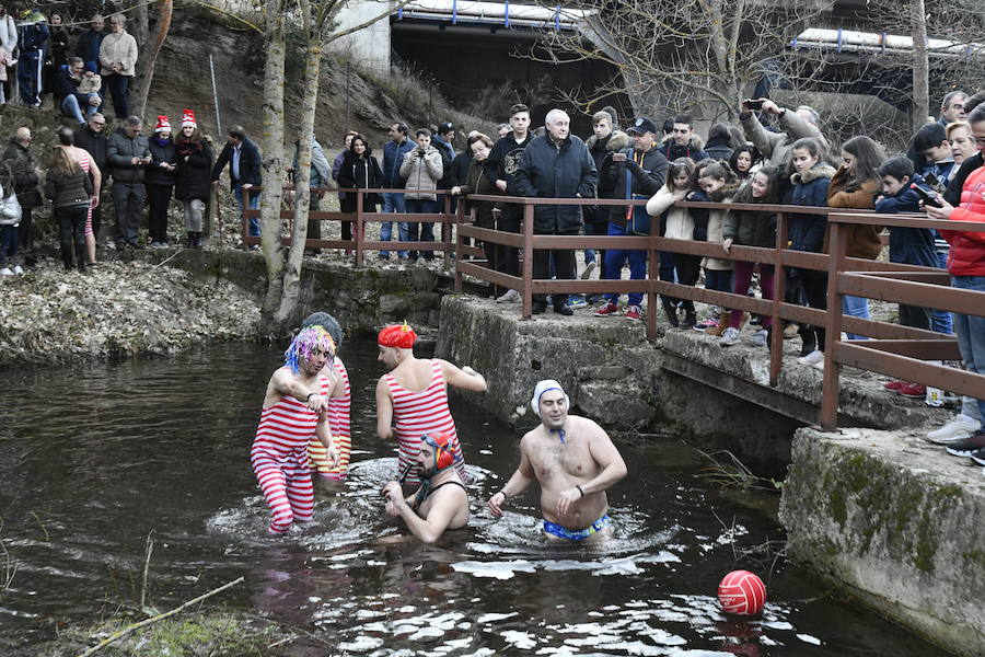 Fotos: Chapuzón en el río Gudillos para despedir 2018