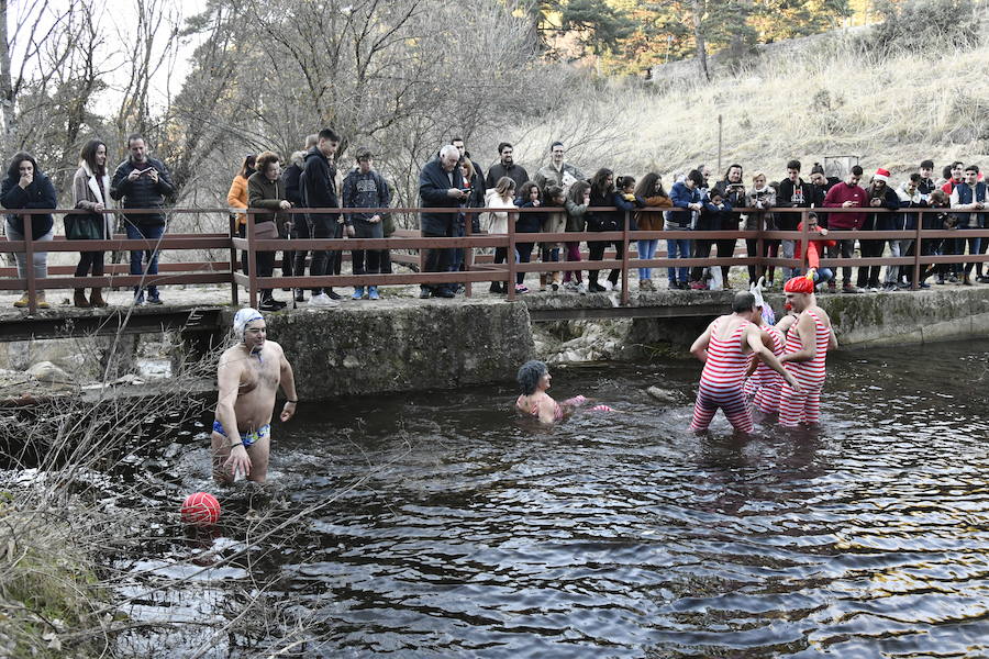 Fotos: Chapuzón en el río Gudillos para despedir 2018