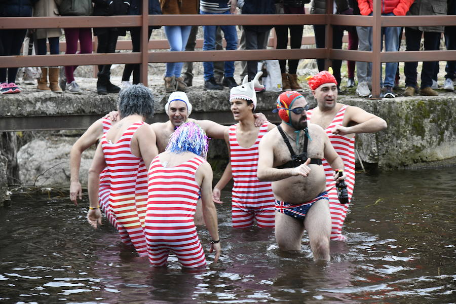 Fotos: Chapuzón en el río Gudillos para despedir 2018