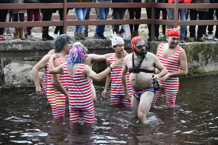 Fotos: Chapuzón en el río Gudillos para despedir 2018