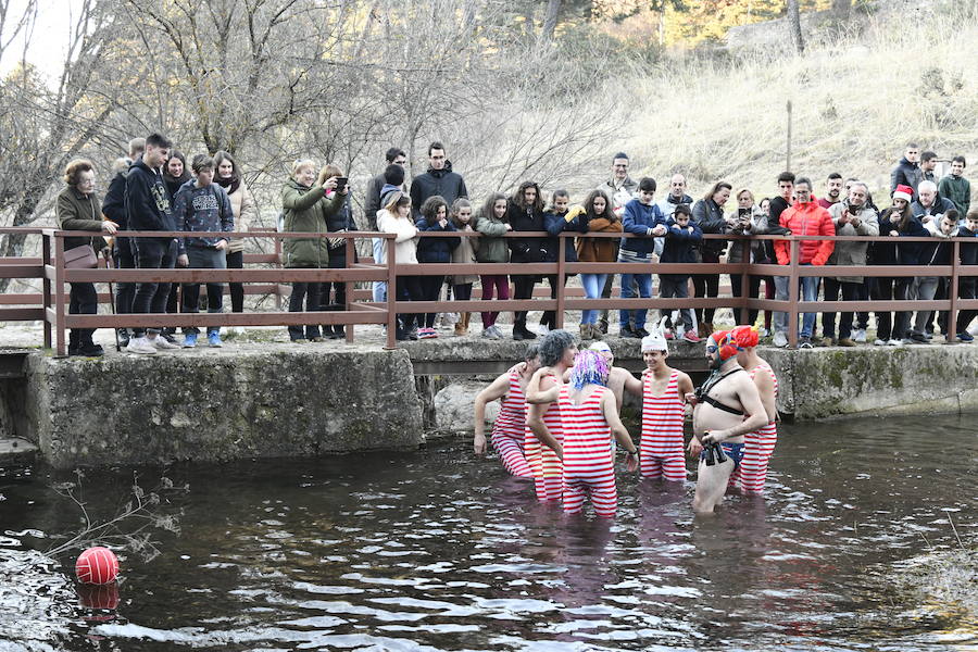 Fotos: Chapuzón en el río Gudillos para despedir 2018