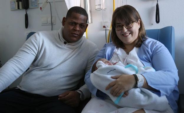 Sonia y Julio, junto a su hijo Javier , que ha sido el primer segoviano que ha nacido en 2019. 