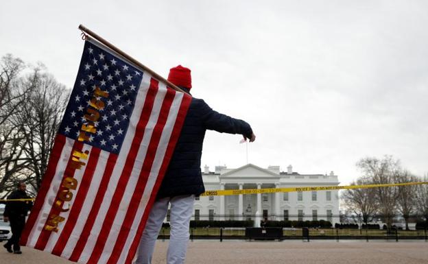 Un ciudadano protesta contra Donald Trump frente a la Casa Blanca en Washington. 