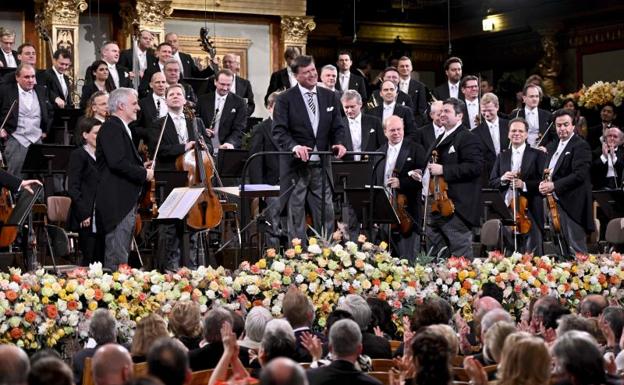 Imagen principal - Thielemann dirigió con brío y ligereza el Concierto de Año Nuevo desde Viena