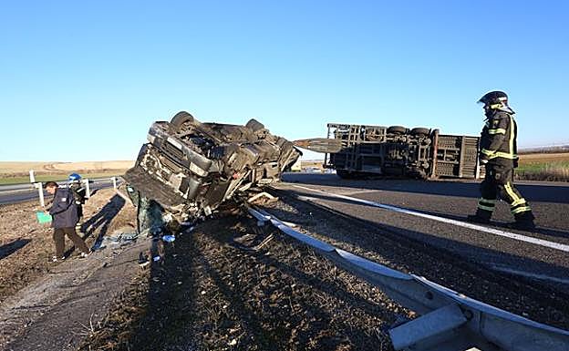 Un camión que transportaba coches vuelca en la A62, km 74,500 y provoca el corte de la autovía sentido Burgos. 