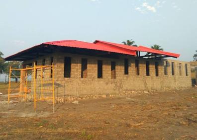 Imagen secundaria 1 - Proceso de construcción del primer hospital de la R.D. del Congo