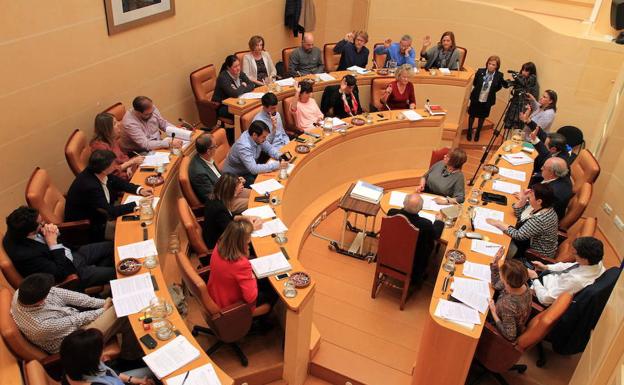 La corporación del Ayuntamiento de Segovia en la celebración de un pleno de presupuestos anterior.