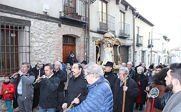 La imagen del Niño de la Bola, con nuevo vestido, a su paso por una de las calles de la villa. 