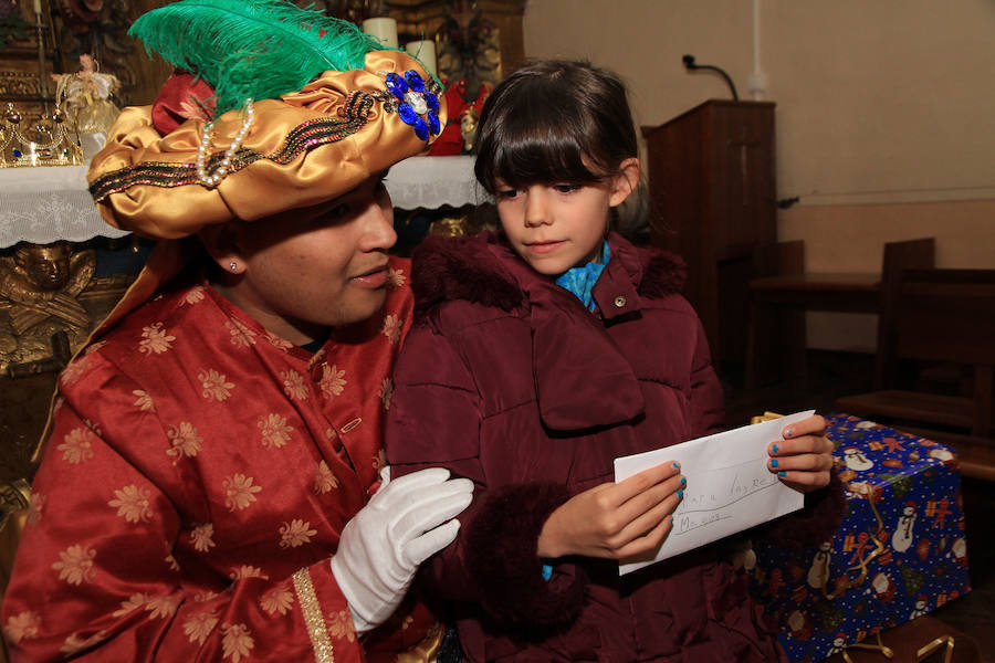 Fotos: Cartero Real y Belén artesano en el Cristo del Mercado