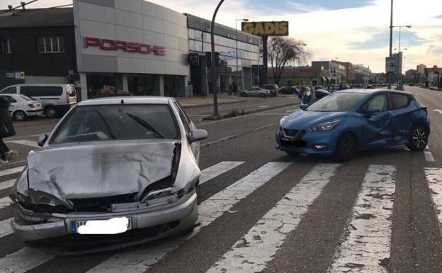 Colisión entre dos turismos en la Avenida de Burgos de Valladolid este jueves. 