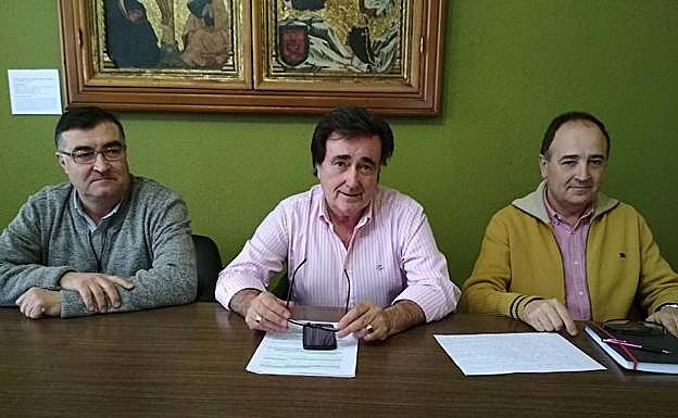 Jesús García, ayer flanqueado por los concejales Luis Senovilla y Javier Hernanz.