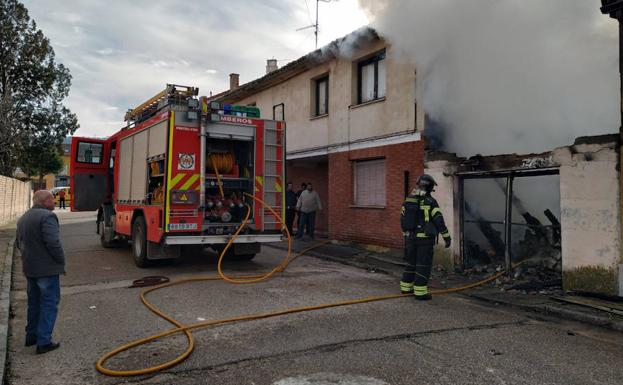 Incendio en un garaje de la localidad vallisoletana de Traspinedo este jueves. 
