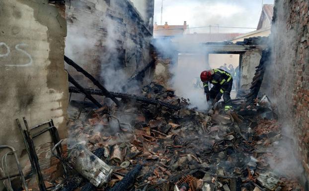 Incendio en un garaje de la localidad vallisoletana de Traspinedo este jueves. 