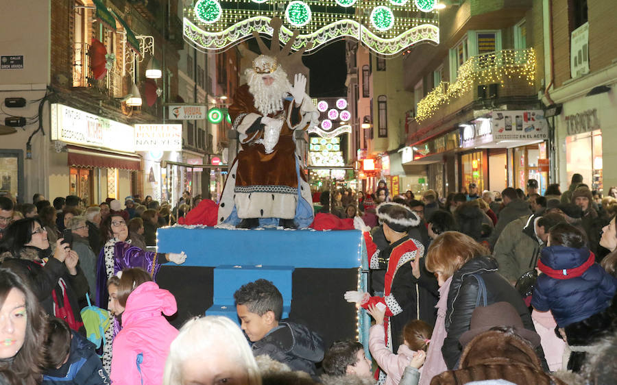 Fotos: Cabalgata de Reyes en la calle Mantería de Valladolid